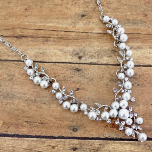 White pearl and crystal necklace and earring set in a V shape neck design, - Picture 8 of 8
